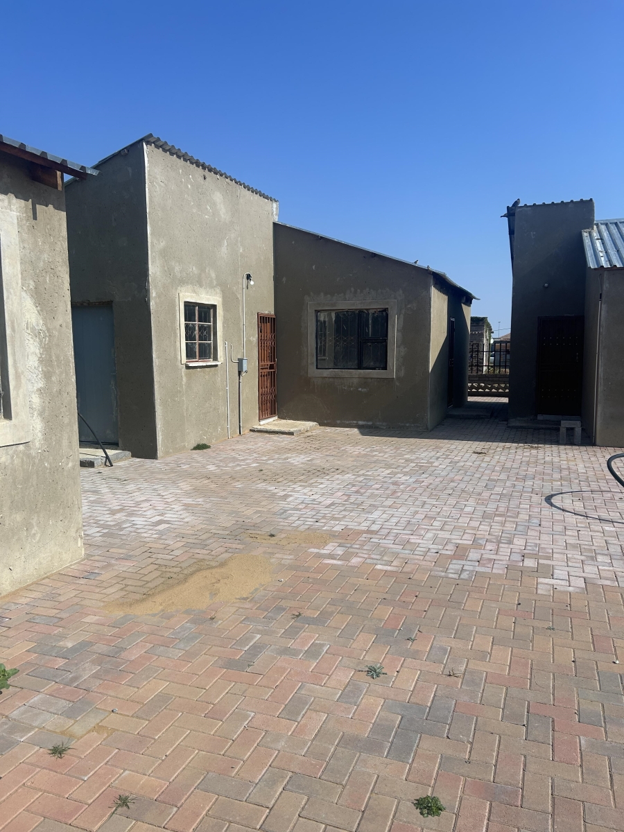8 Bedroom Property for Sale in Rammulotsi Free State